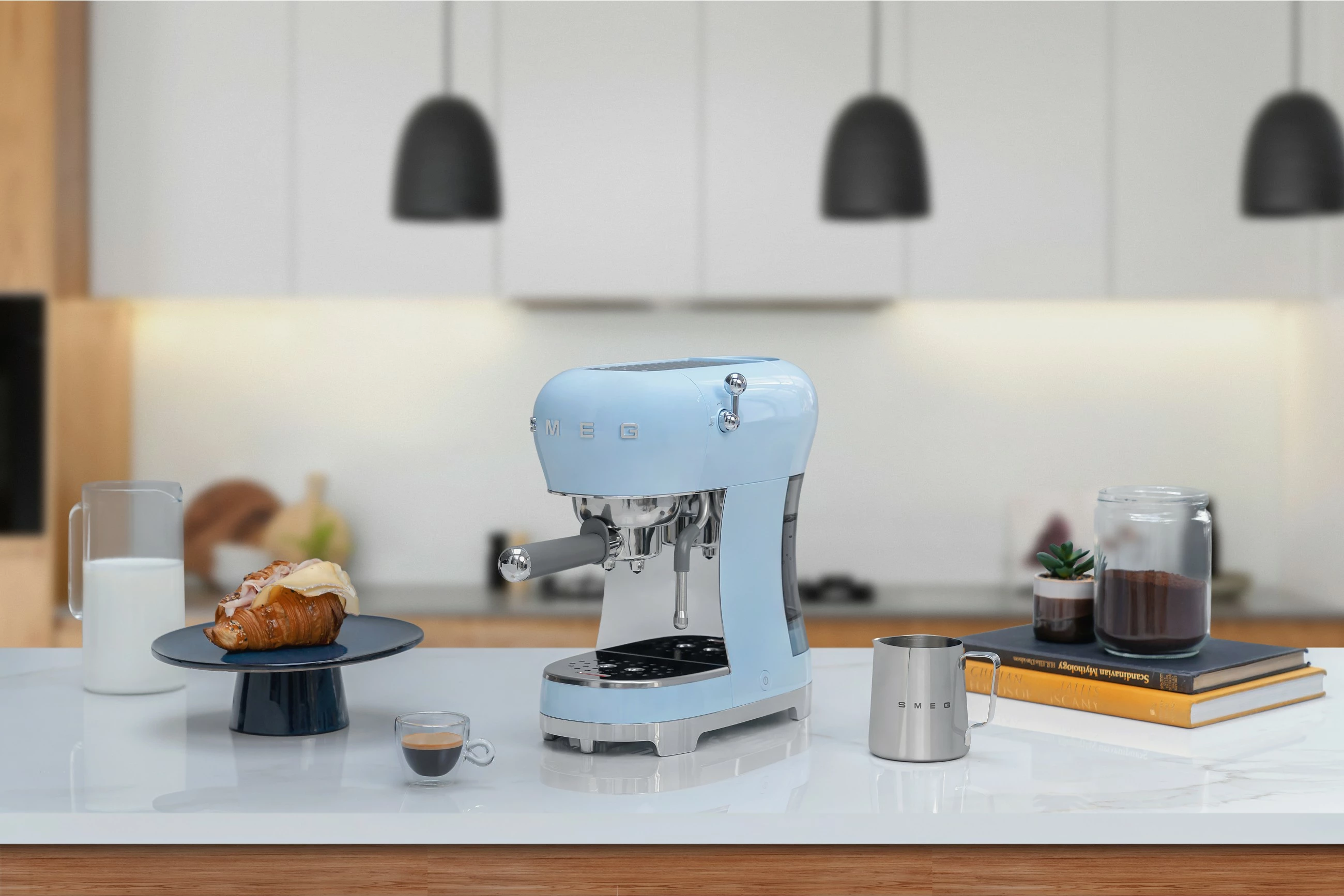 Aparat za espresso SMEG ECF02PBEU, ročni, 1,1 L, 15 bar, pastelno modra