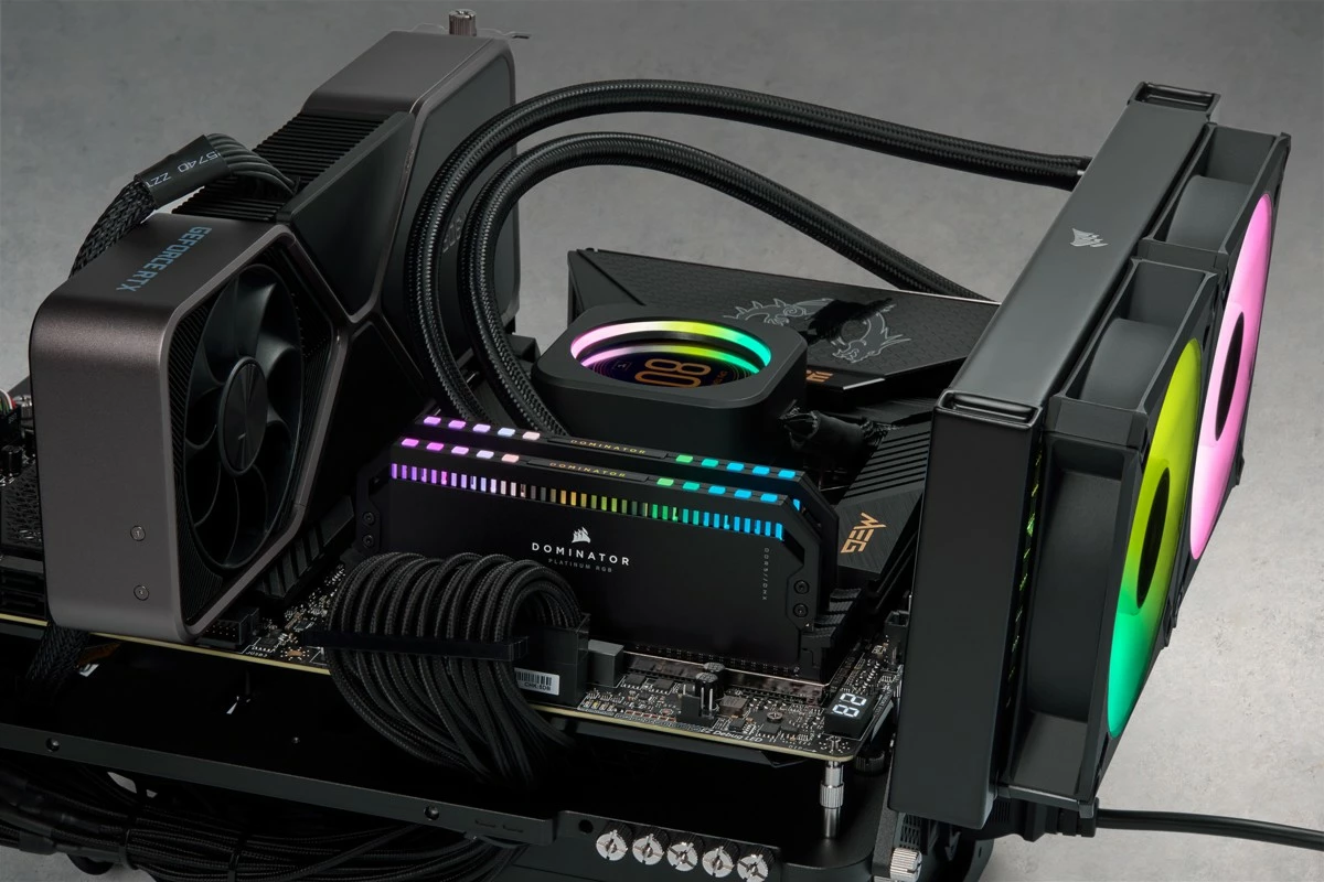 RAM pomnilnik Corsair Dominator Platinum RGB 64GB (2x32GB) DDR5 6600MHz, črn