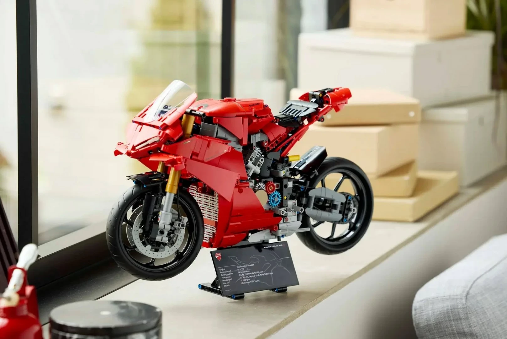 Detajni model motocikla LEGO Technic Ducati Panigale V4 S, Model 42202, rdeč
