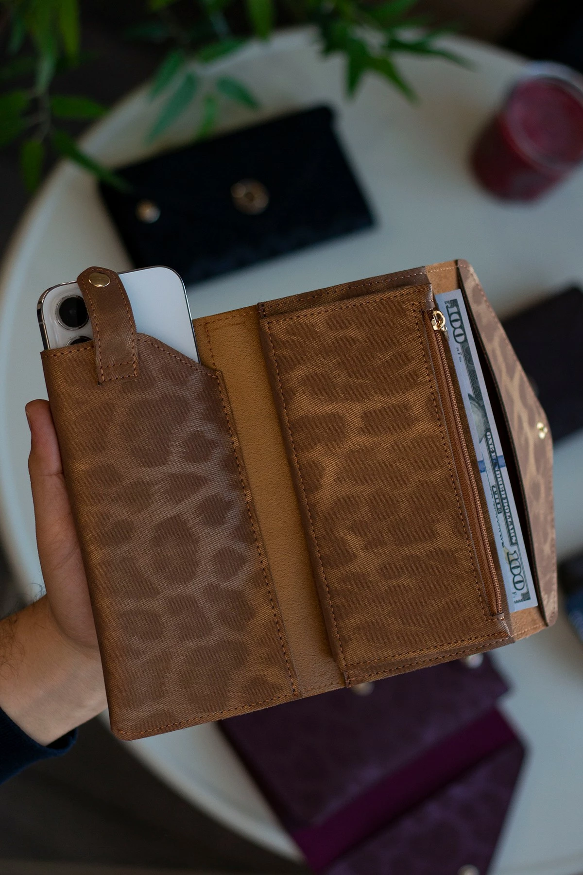Denarnica za ženske, v stilu kuverte, zlate barve in leopard vzorcem, Zoozie Bags