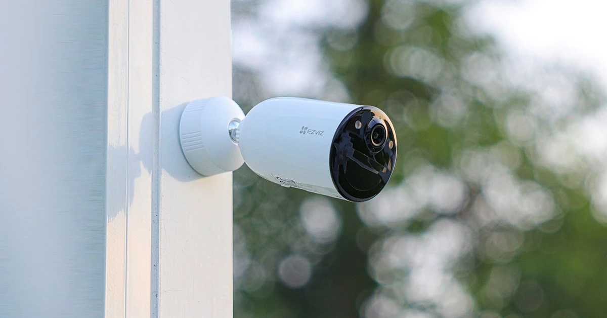 Varnostna kamera ezviz CB3, 2K, Wi-Fi, 5200 mAh, bela s sončnim panelom