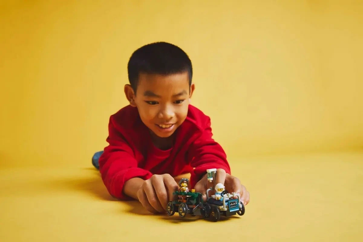 Avion proti bolnišnični postelji LEGO City 60459, 2 minifigi