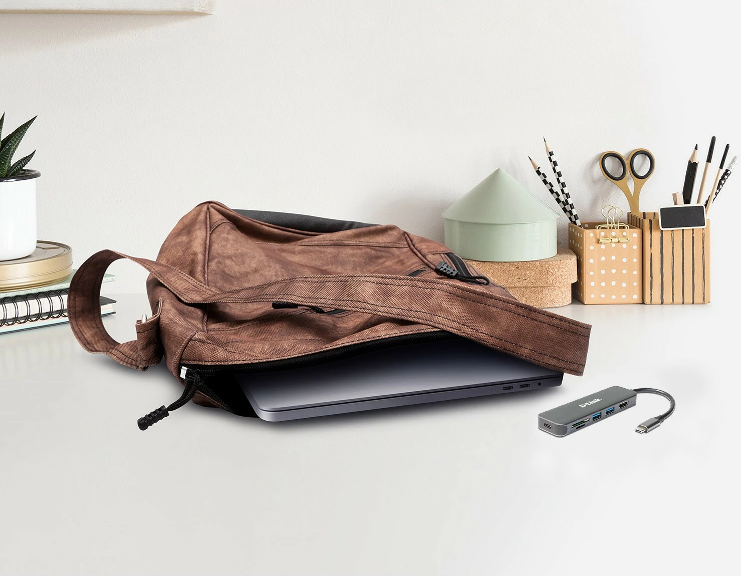 USB-C razširitveni hub, 6-v-1 D-Link DUB-2327, HDMI, SD/microSD, 60W, siv