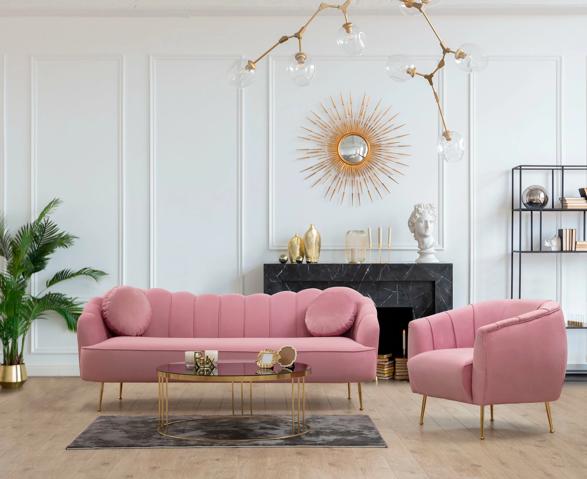 Naslanjač v bledo rožnati barvi, Atelier del Sofa