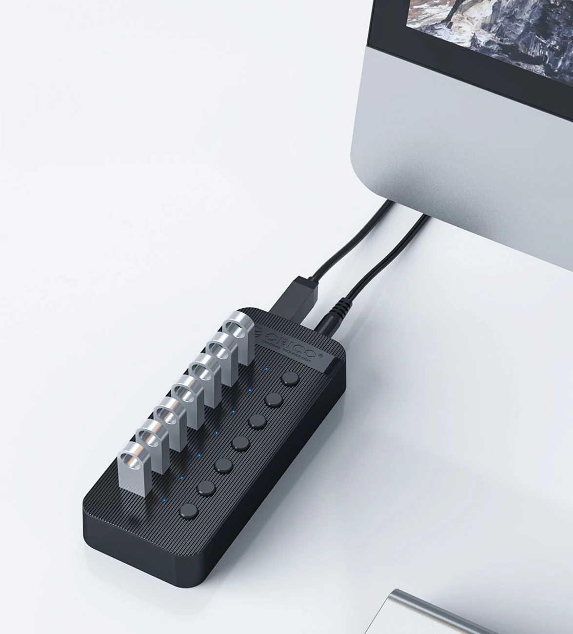 USB hub z 13 USB-A 3.0 priključki in stikali Orico CT2U3-13AB, črn