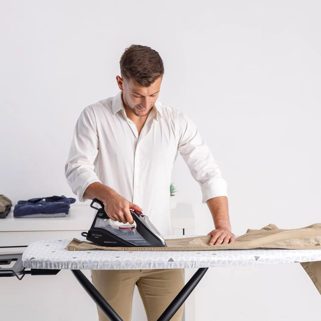 Parni/poletni likalnik s keramično ploščo Taurus Geyser Eco Easy 2800, 2800 W, črn