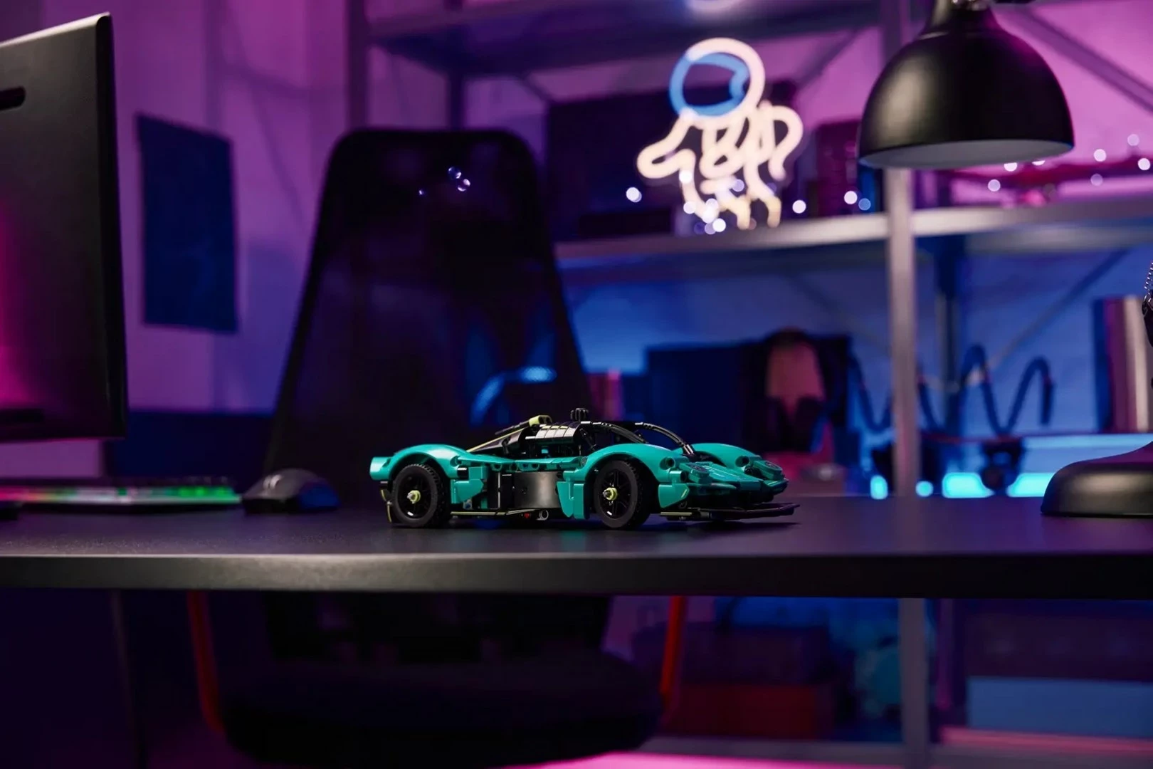Model Aston Martin Valkyrie LEGO Technic 42208, 707 delov, za starost 9+
