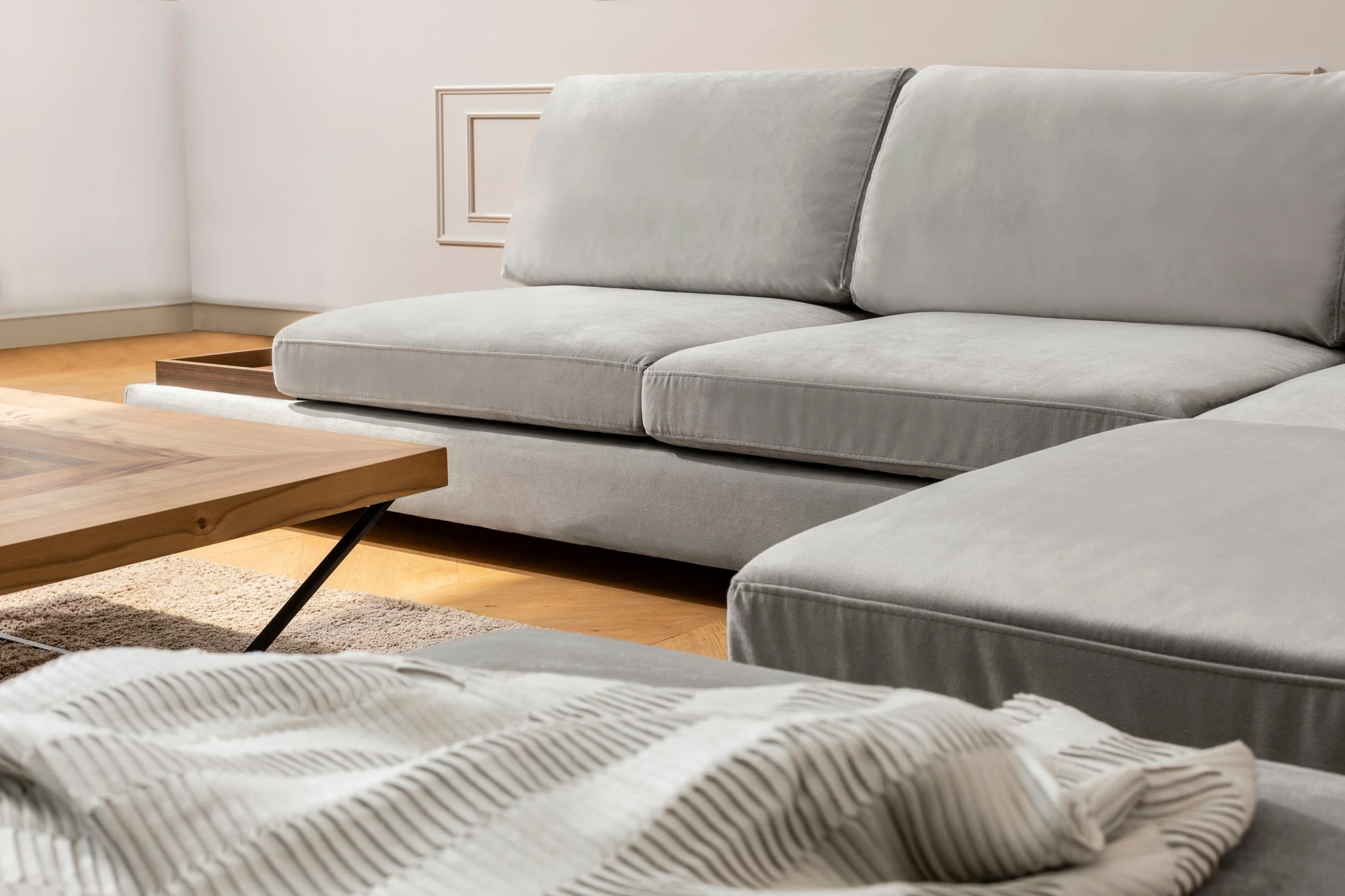 Kotna sedežna garnitura Tulip, desna s pufom — Atelier del Sofa, svetlo siva