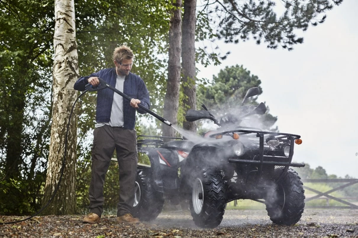 Visokotlačni čistilec Nilfisk, 650 l/h, črno/moder