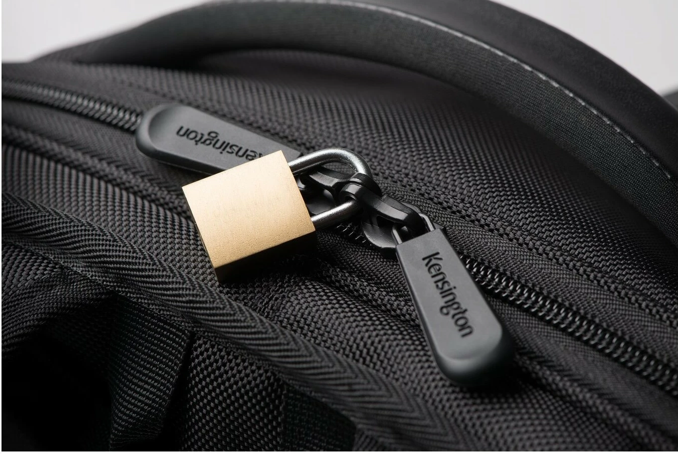 Nahrbtnik Kensington Contour 2.0 Pro 17", črn