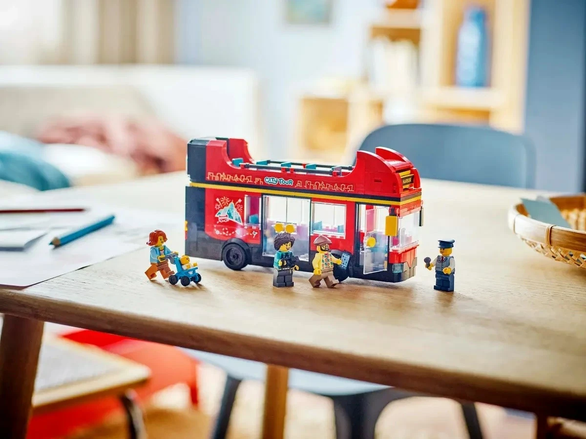 Dvokatni rdeči turistični avtobus LEGO City 60407