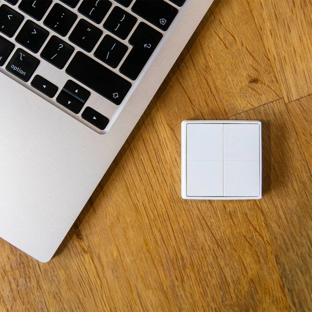 Brezžični zidni upravljalnik Shelly Blu Wall 4, 4-gumbni, slonokoščena