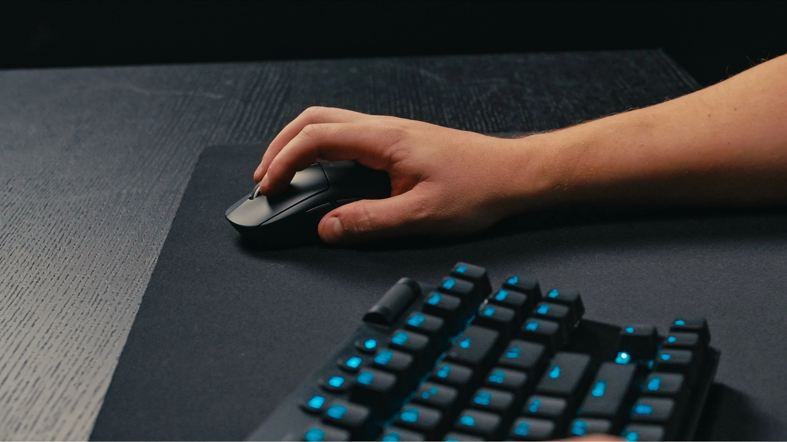 Gaming miš Logitech G PRO X SUPERLIGHT 2, brezžična, 5 gumbov, roza