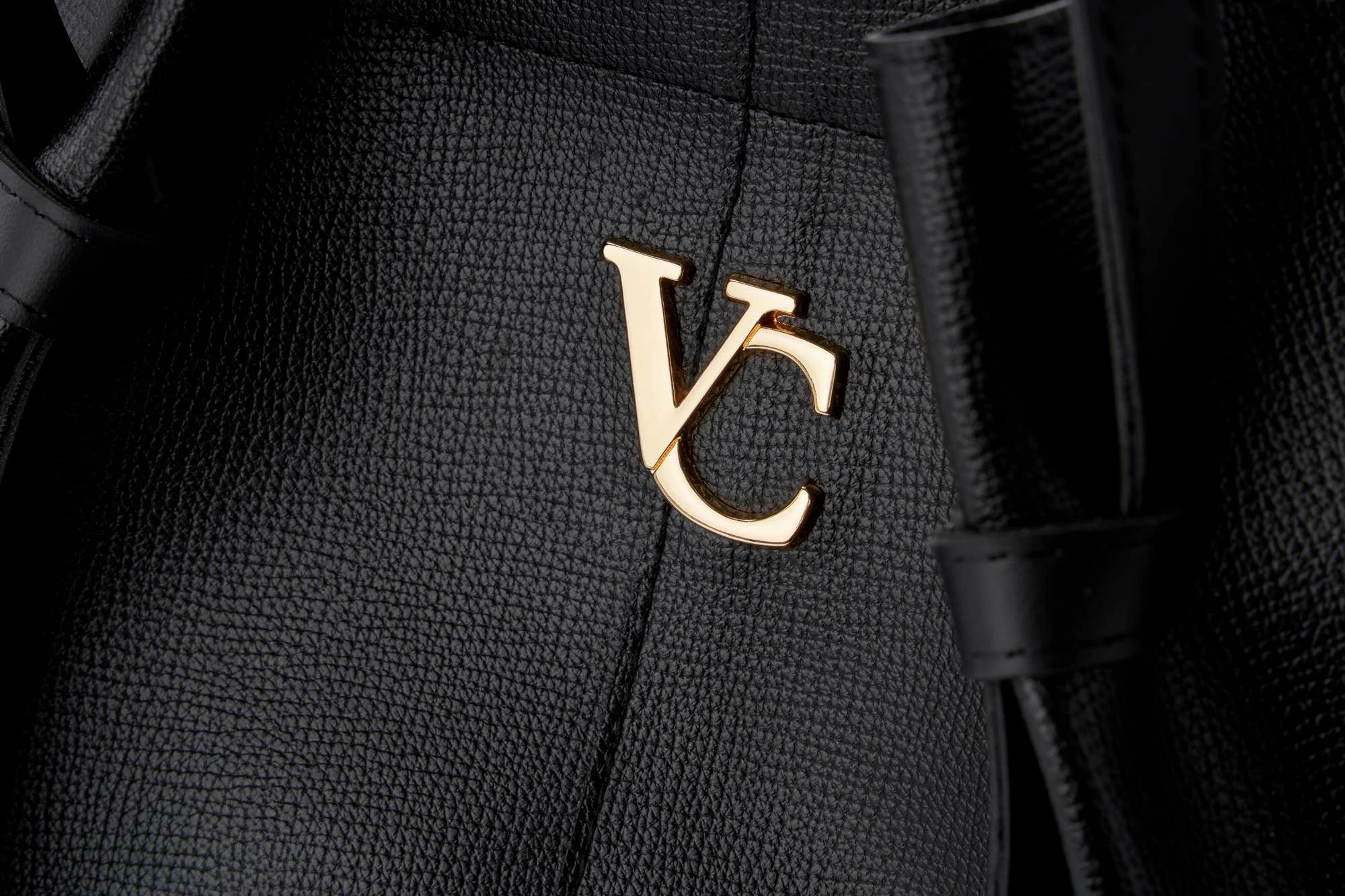 Torba za čez ramo Vince Camuto Foggia, črna
