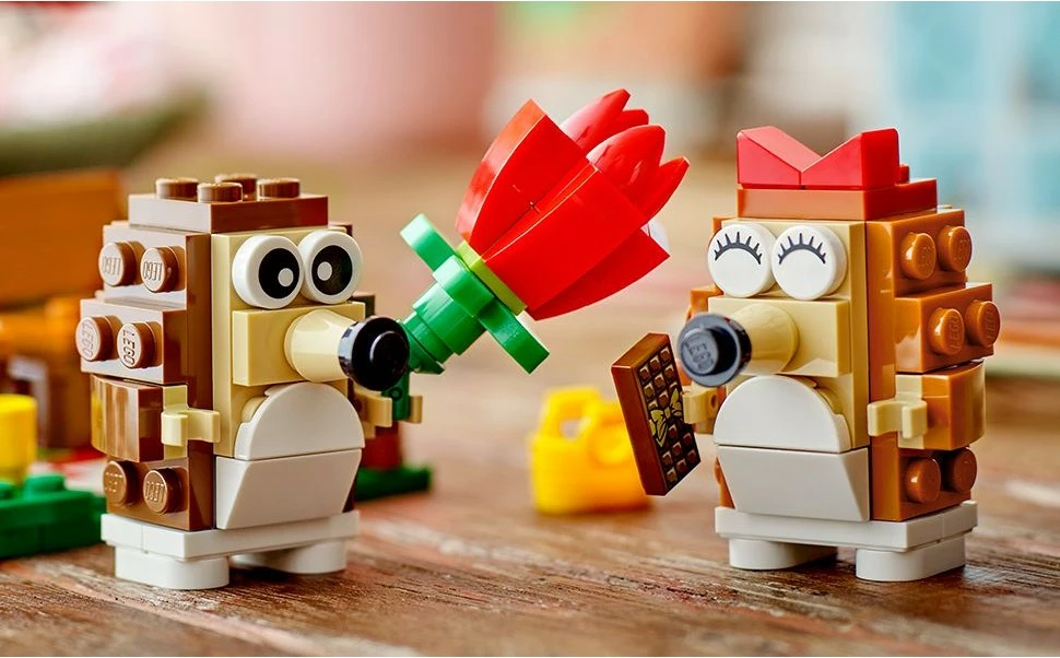 Gradbeni komplet Igel und ihr Picknick-Date, LEGO 40711, večbarven