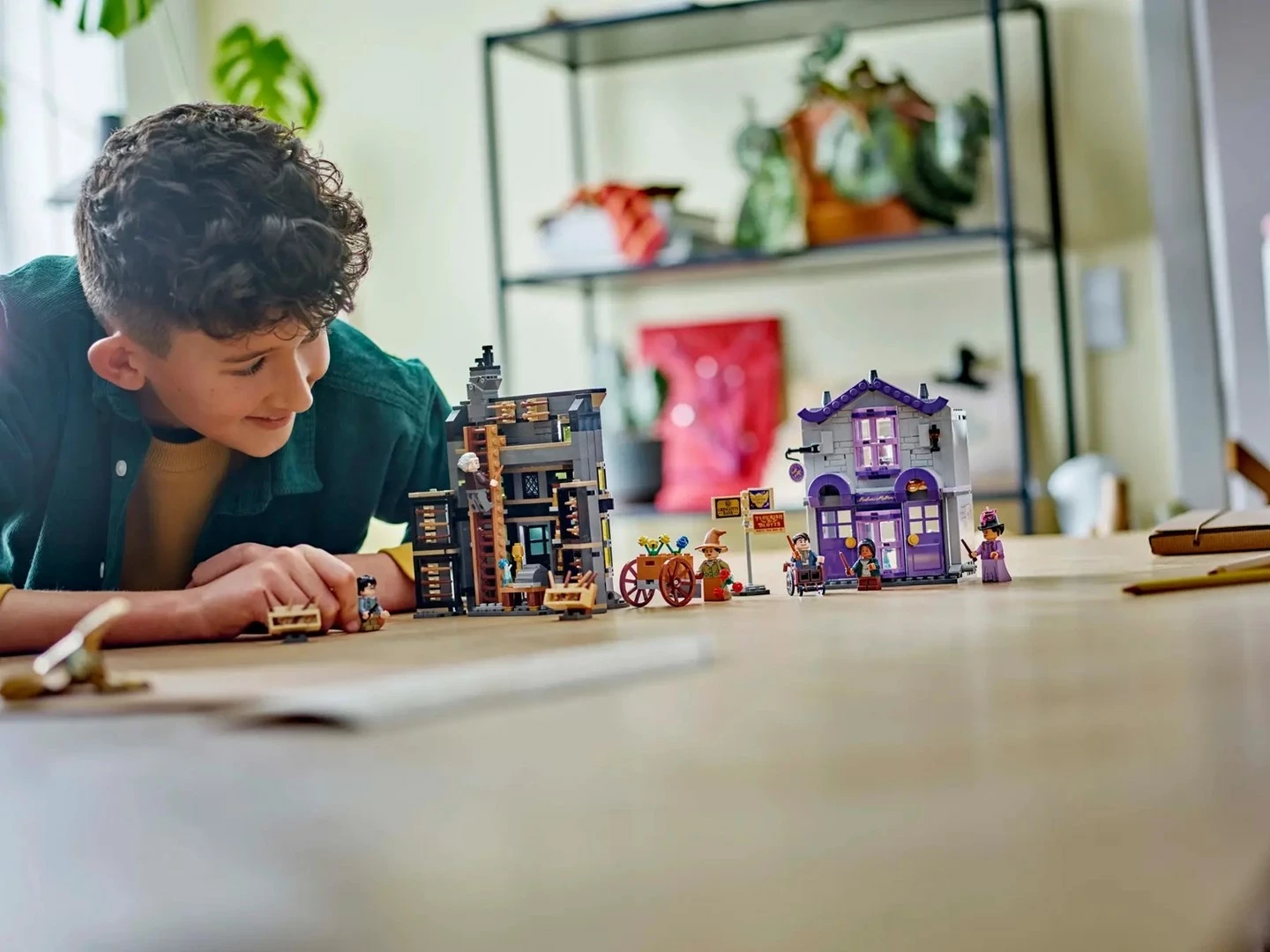 Igralni komplet LEGO Harry Potter 76439 Ollivanders in obleke Madam Malkin