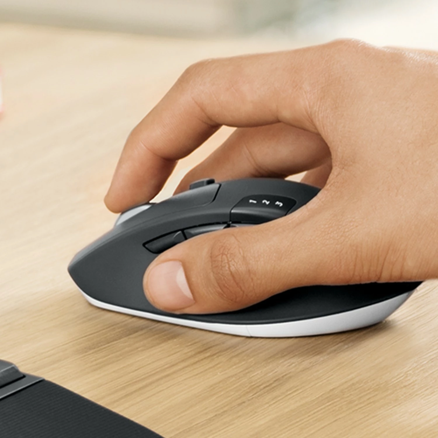 Brezžična tipkovnica in miška Logitech MK850 Performance, tipkovnica polne velikosti (100%), RF Wireless + Bluetooth, QWERTZ, črna