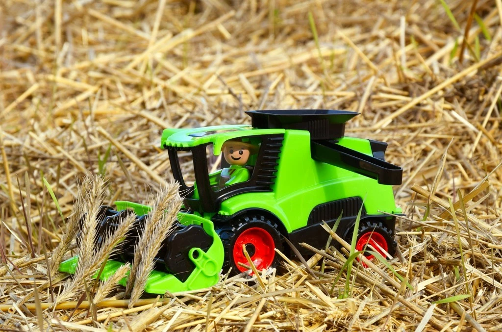 Igrača kombajn Lena 01626, plastičen, zelen, s figurico