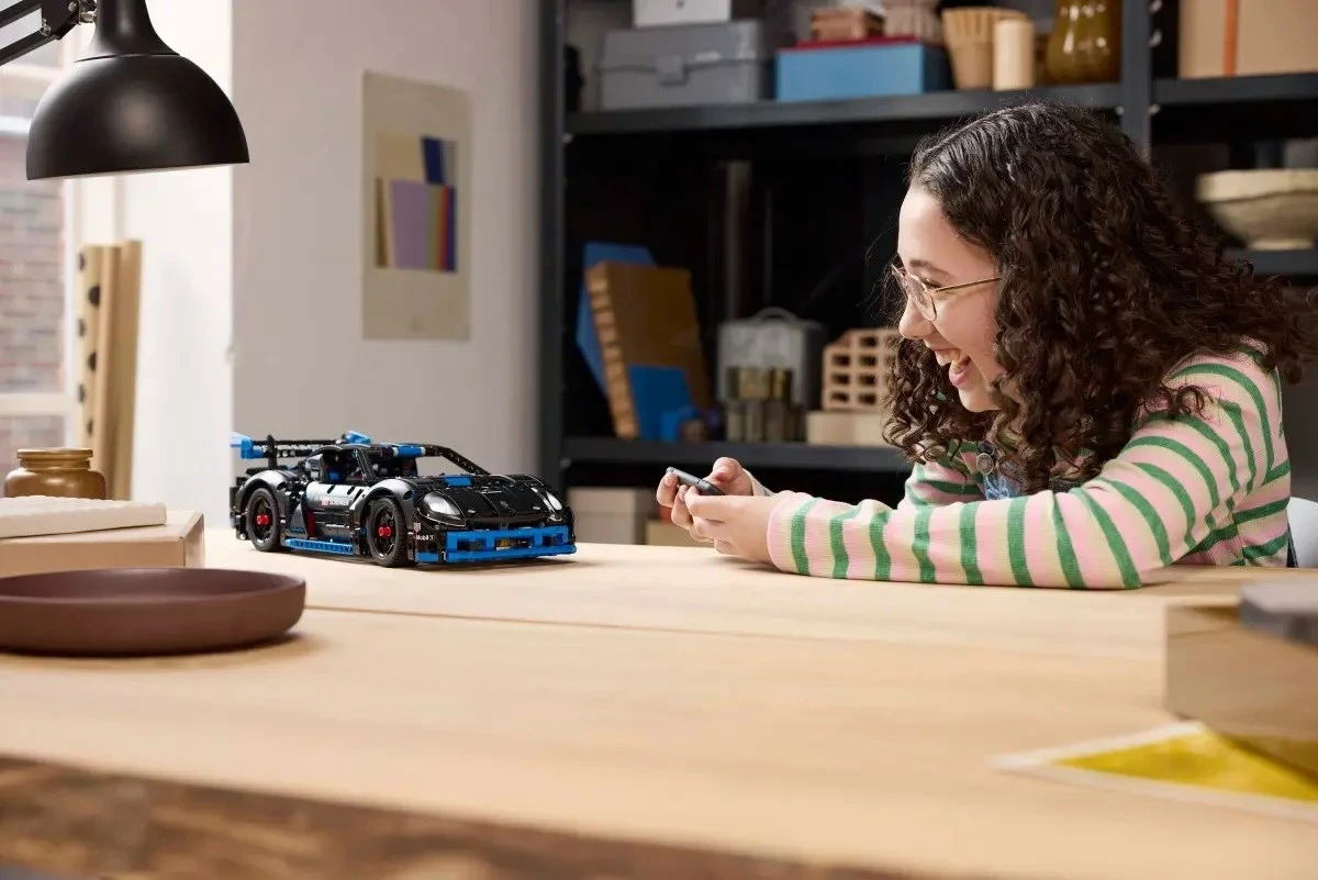 Model dirkalnega avtomobila Porsche GT4 e-Performance, LEGO Technic Set
