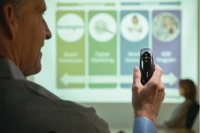 Prezenter z zelenim laserjem in upravljanjem kazalca, Kensington Expert, RF, USB, 45 m, črn