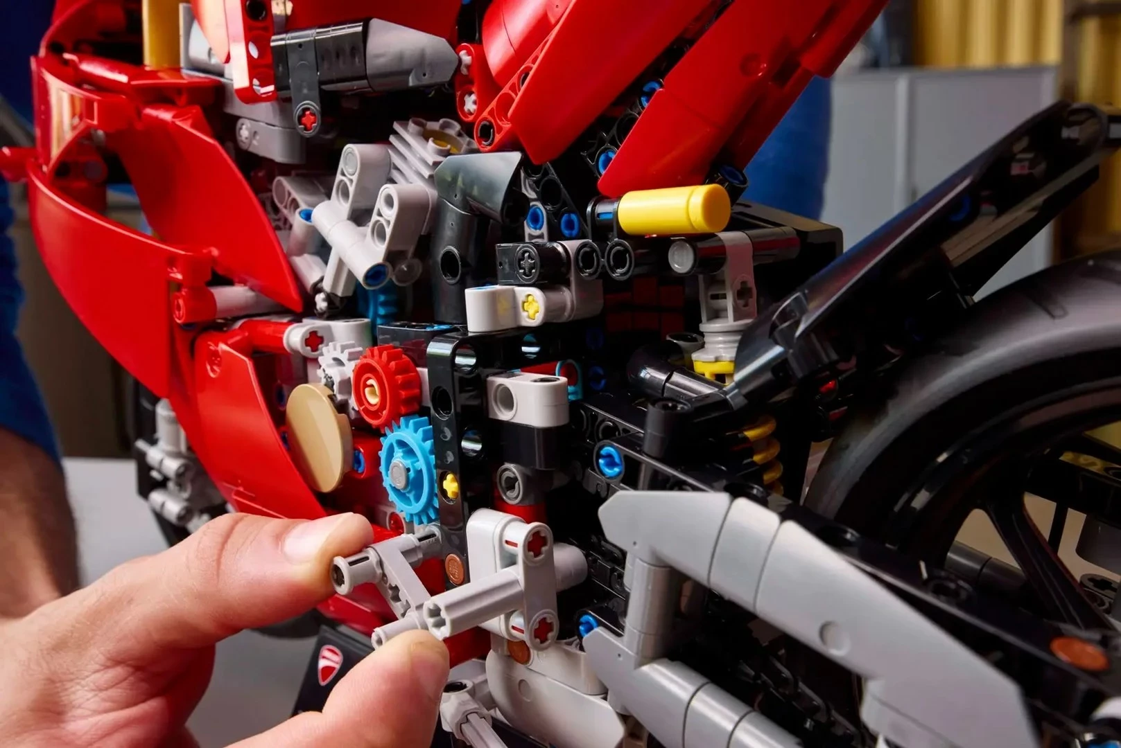 Detajni model motocikla LEGO Technic Ducati Panigale V4 S, Model 42202, rdeč