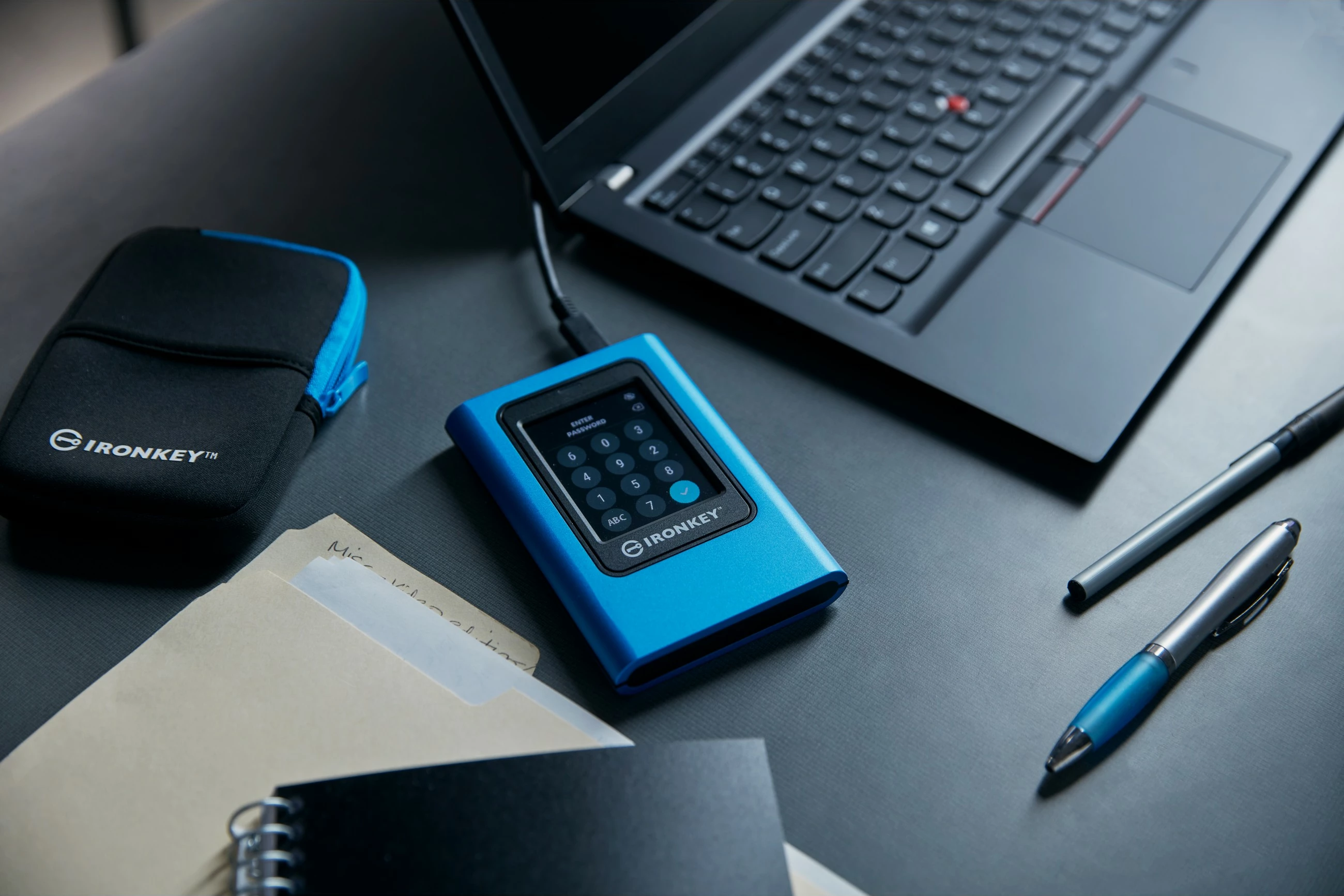 Zunanji SSD Kingston IronKey Vault Privacy 80, 3,84 TB, modra