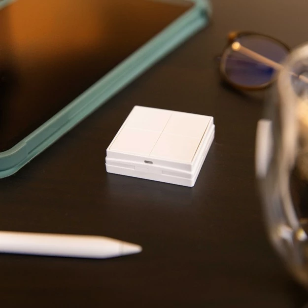 Brezžični zidni upravljalnik Shelly Blu Wall 4, 4-gumbni, slonokoščena