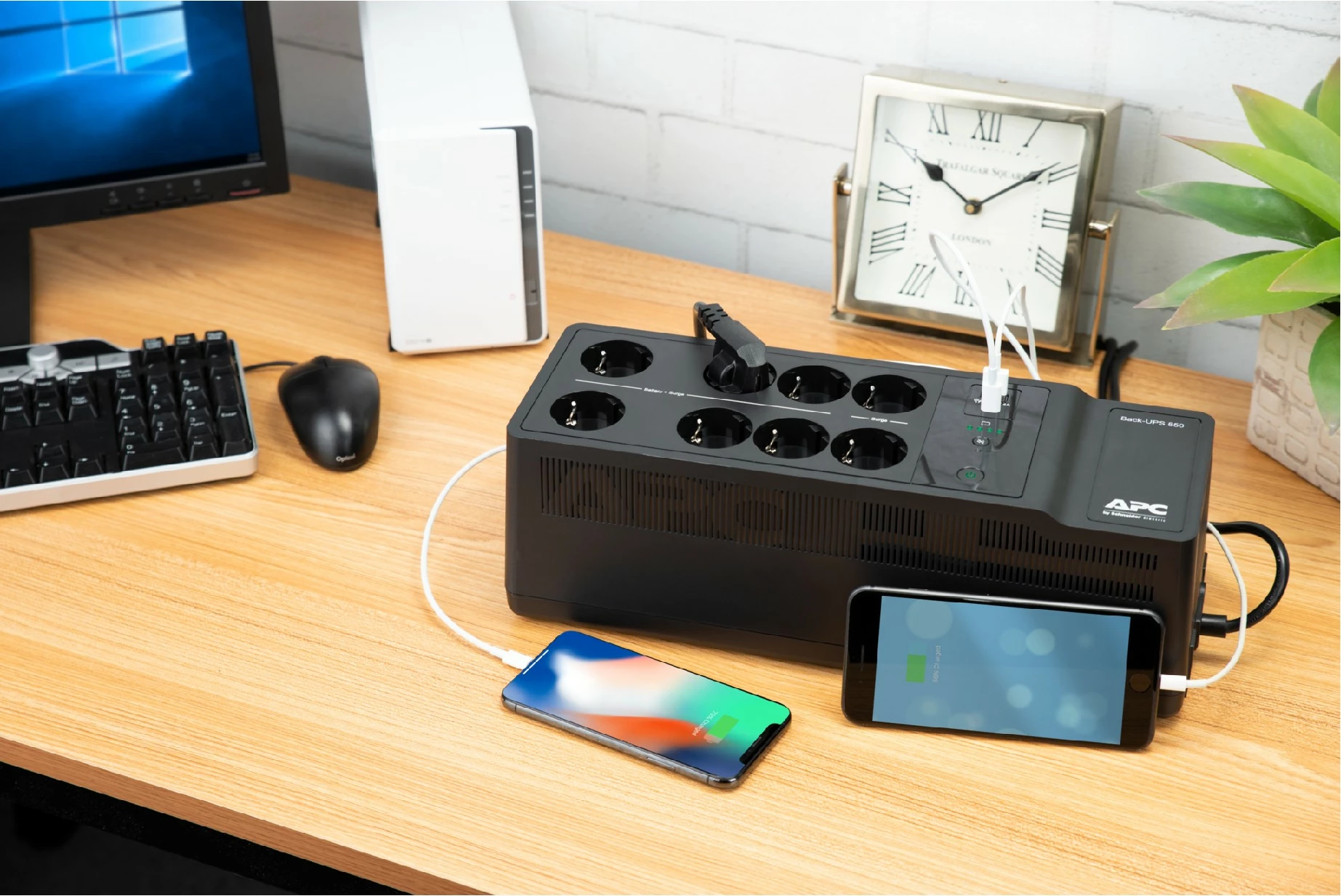 UPS za nujno napajanje APC Back-UPS BE850G2-GR, 850 VA, 2 USB, 8 vtičnic, črn