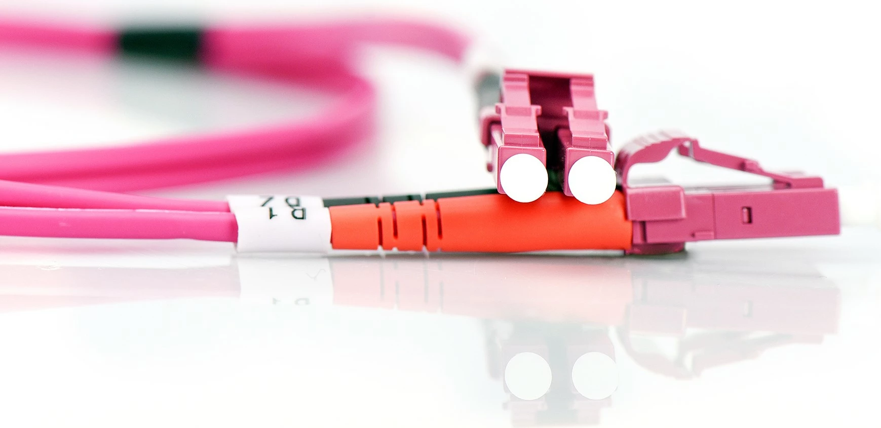 Multimodni optični kabel Digitus Fiber Optic Patchcord, OM4, LC/LC, 3 m, vijoličen
