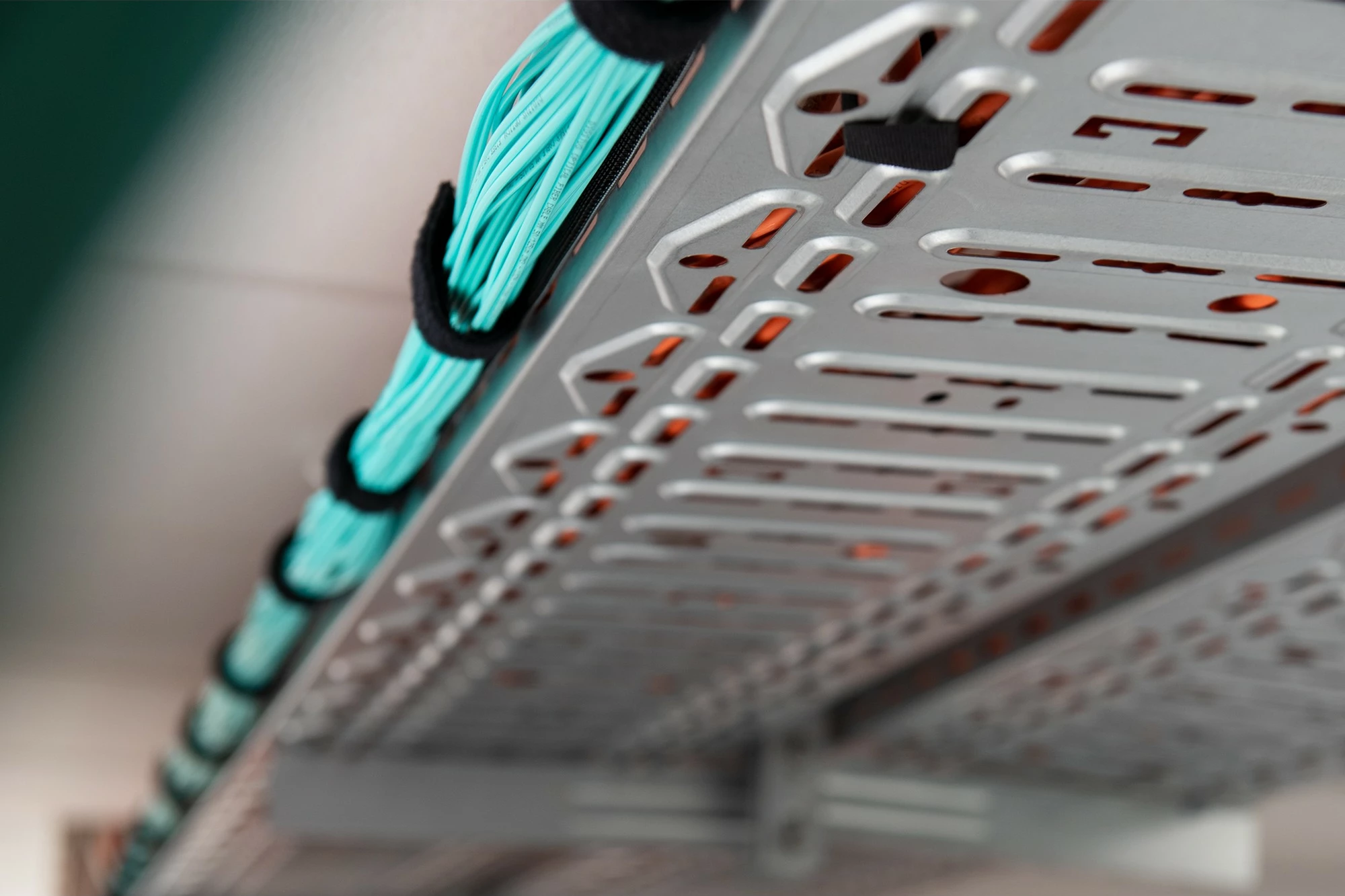 Sistem za upravljanje kablov 5,0 m, samolepljiv, črn Digitus Klett plizkopf