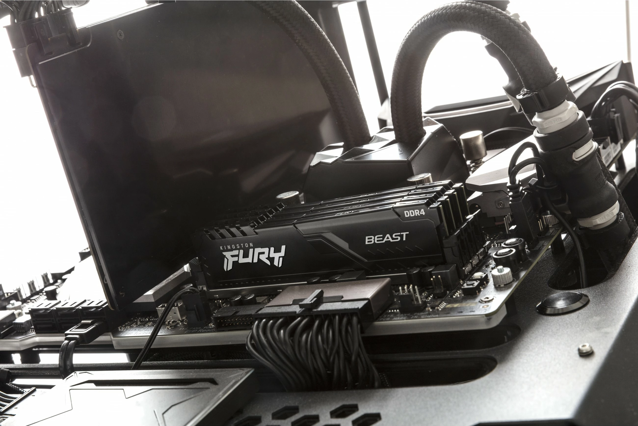 RAM pomnilnik Kingston FURY Beast 16GB 3200MT/s, črn