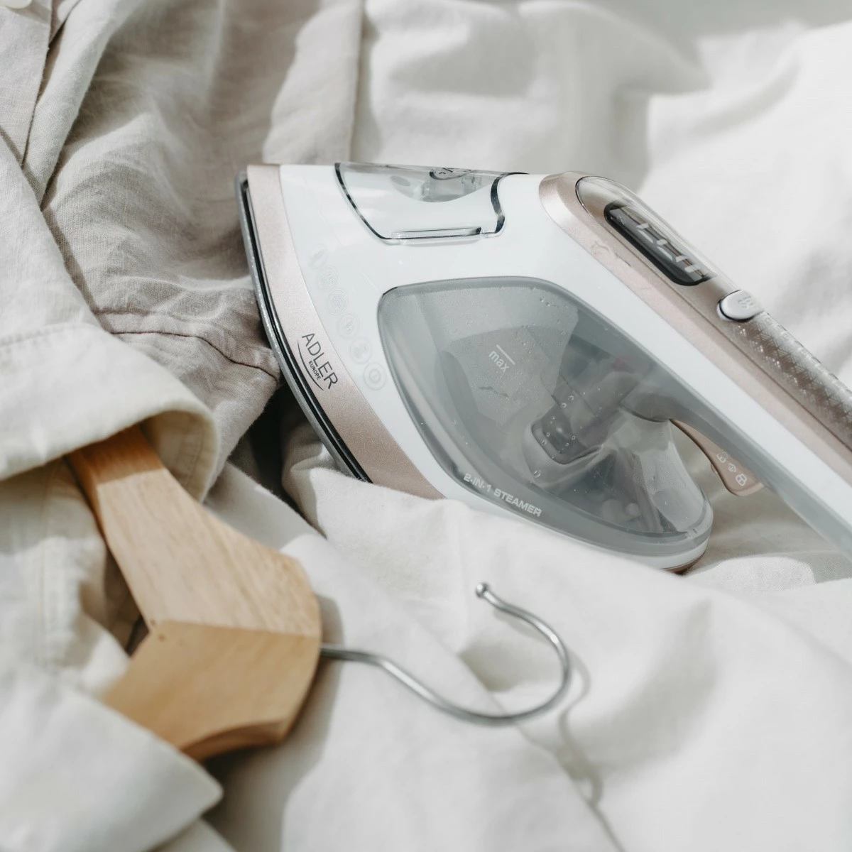 Parni likalnik in likalnik 2-v-1 Adler AD5044 1800 W 25 g/min 180 ml zlato-bela