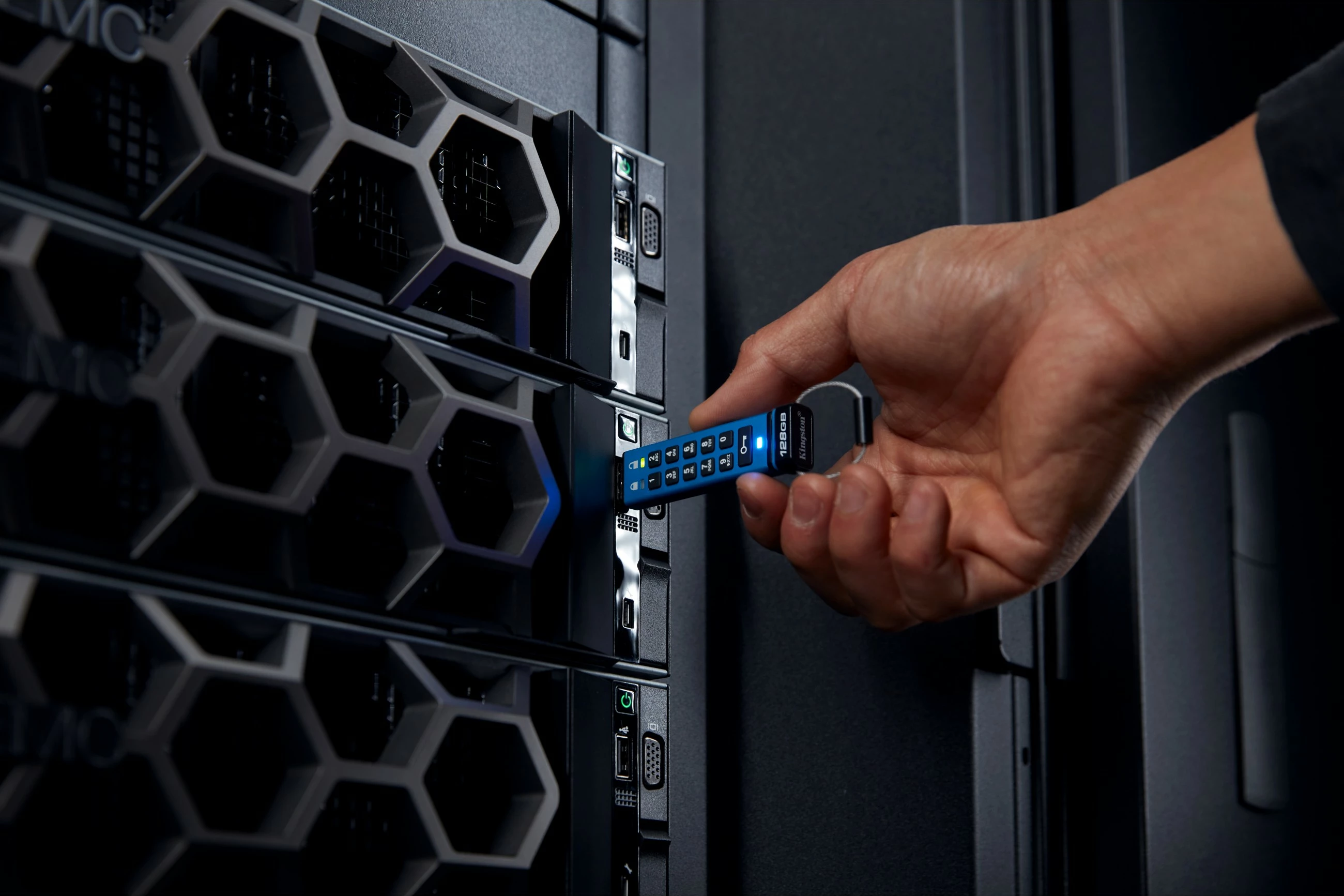 USB ključek z vgrajeno tipkovnico 128GB, Kingston IronKey Keypad 200C, USB-C, modra