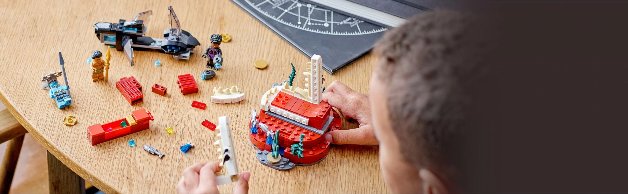 Set za sestavljanje — kraljeva dvorana Namorjeve prestolnice LEGO Marvel Avengers, 355 kosov, večbarven