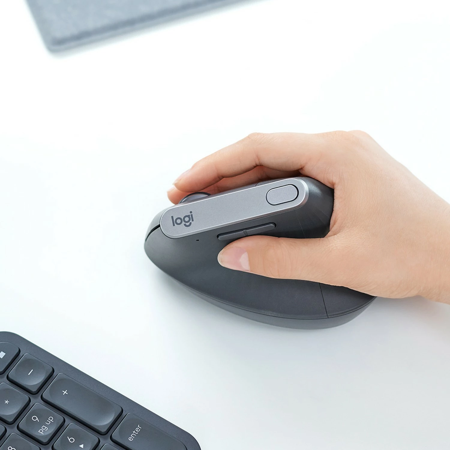 Ergonomski miška Logitech MX Vertical Advanced, desna, optična, RF brezžična + Bluetooth, 4000 DPI, grafit