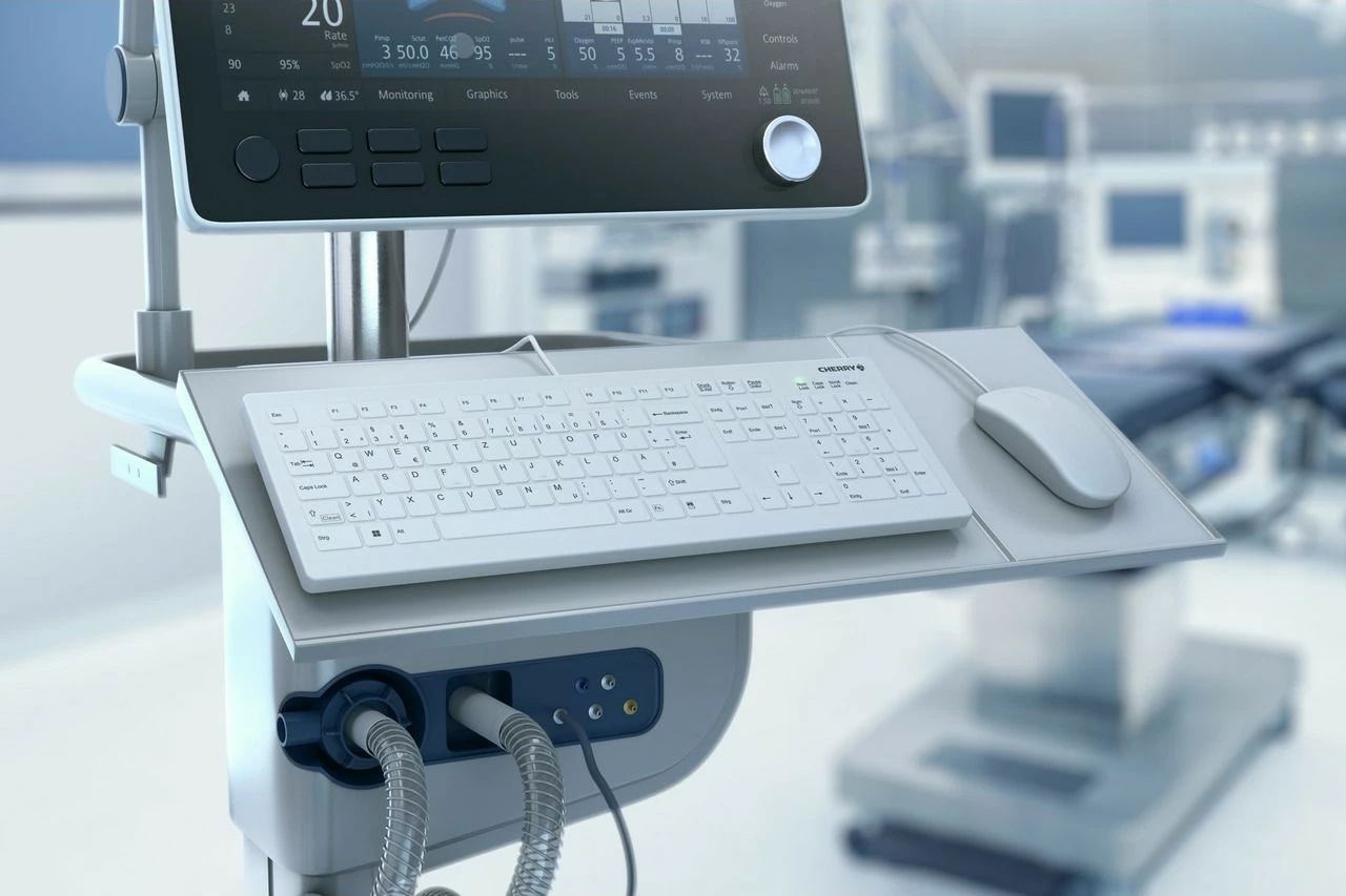 Ergonomska medicinska tipkovnica Cherry AK-C8112, polna velikost, žična, USB, škarjaste tipke, QWERTZ, bela