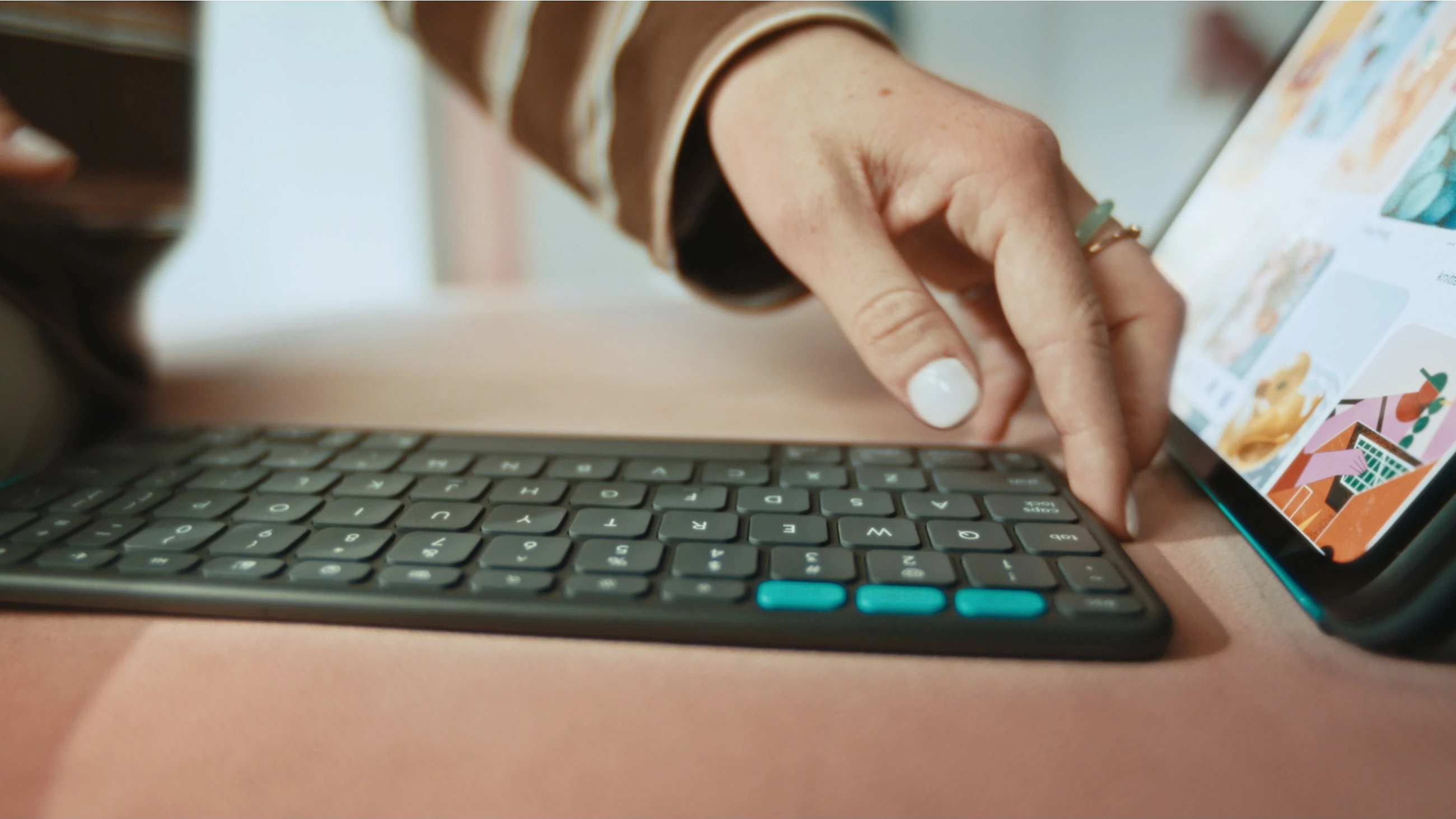 Prenosna tipkovnica Logitech FLIP FOLIO, grafitna