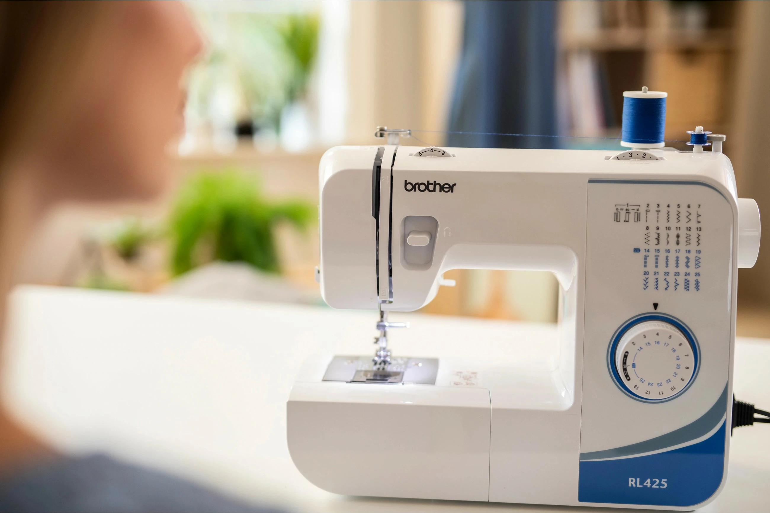 Mehaničen šivalni stroj Brother RL425, bel/moder