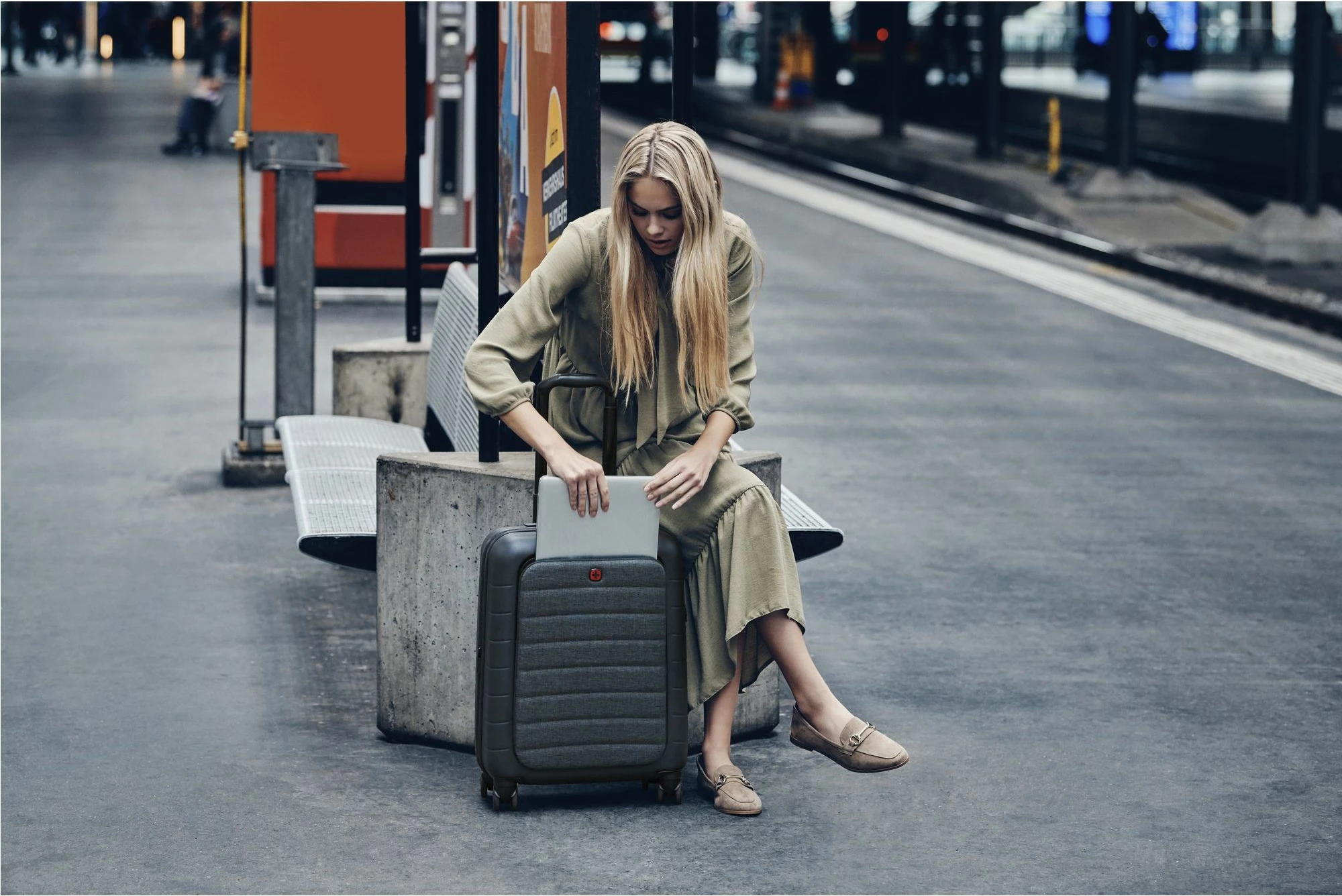 Potovalna ročna prtljaga z oddelkom za prenosnik, Wenger Syntry, črno/siva