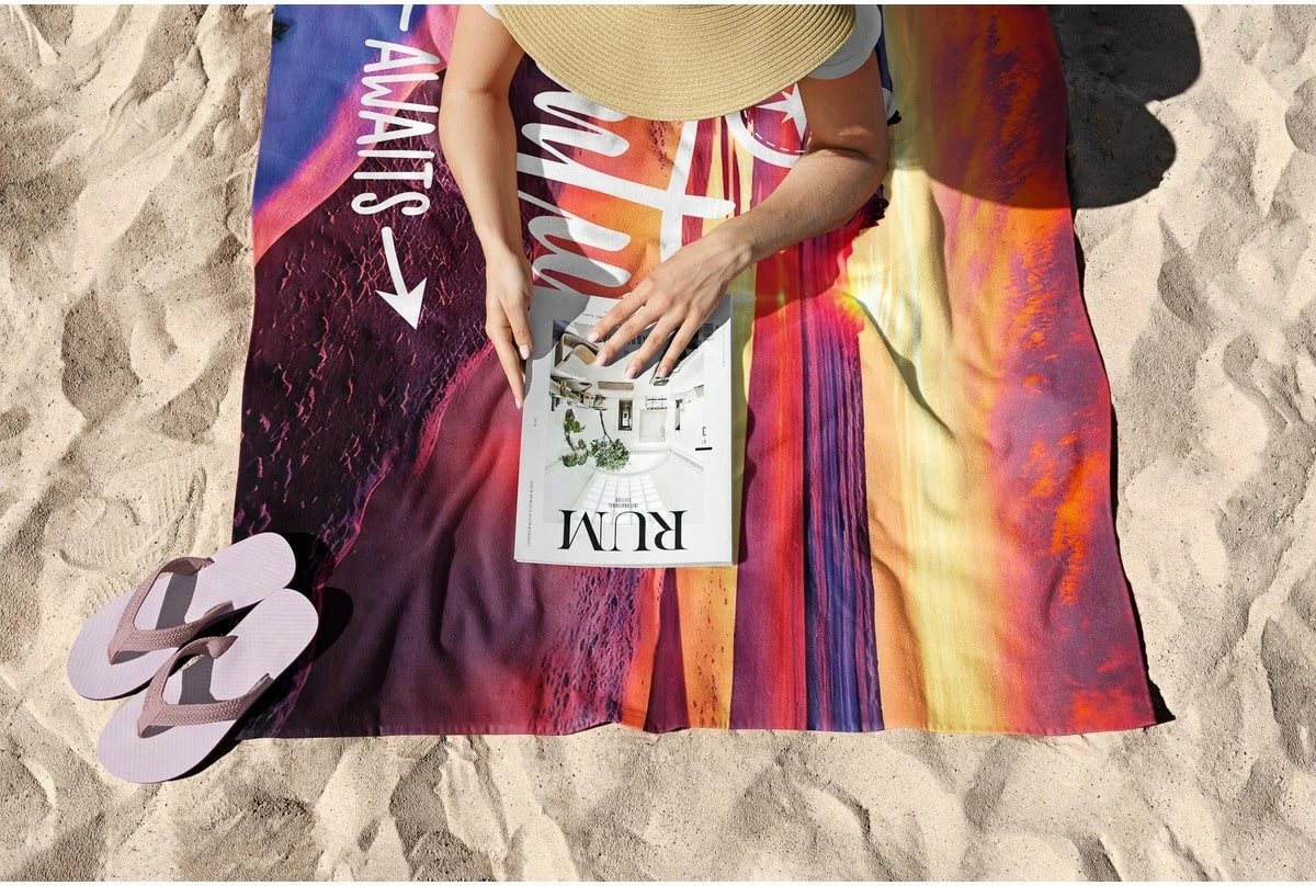 Brisača za plažo Adventures Awaits Mijölnir, 70 x 130 cm, večbarvna