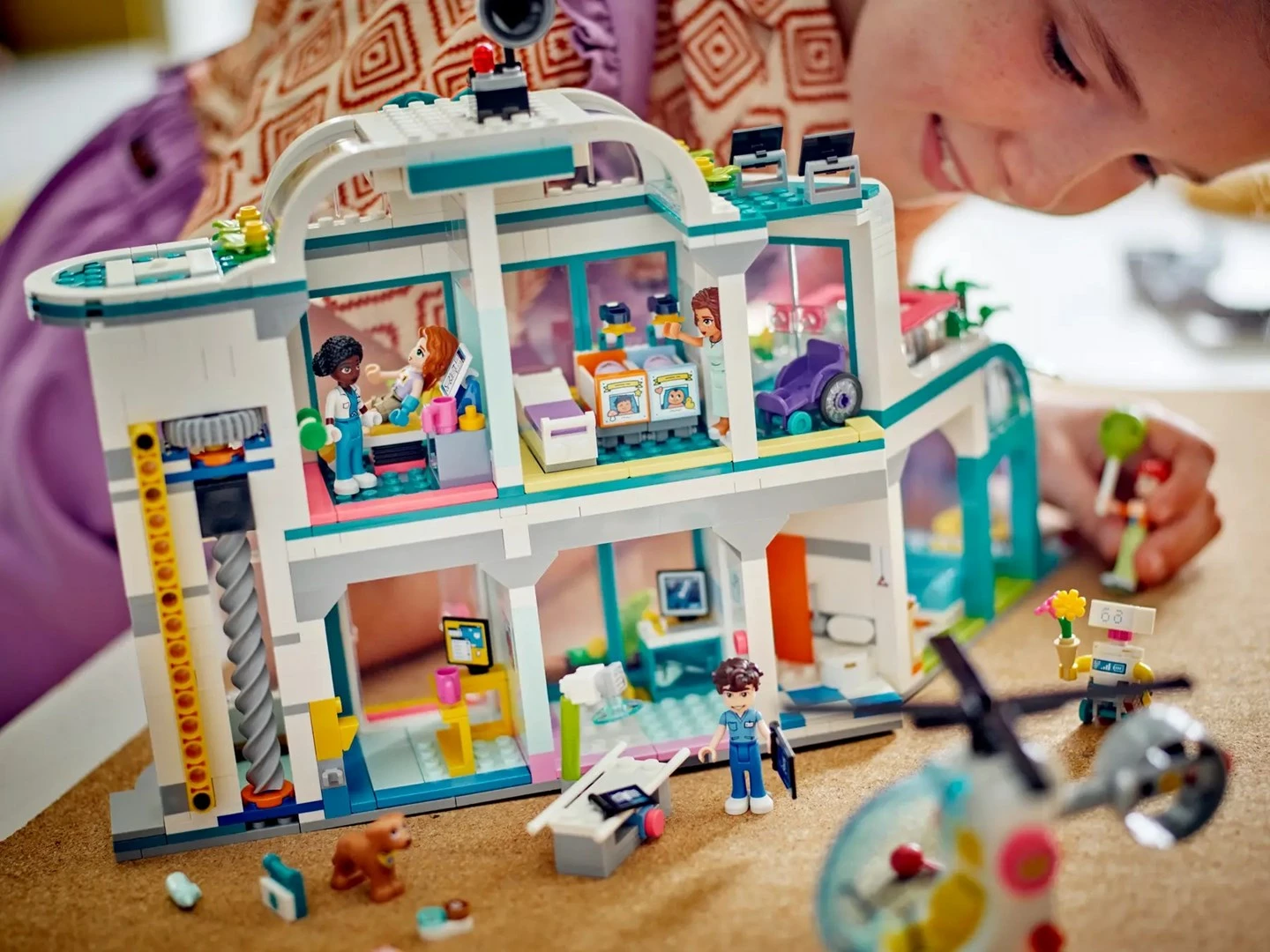 Igralni komplet bolnišnica Heartlake City, LEGO Friends 42621, 5 minifigur, za otroke, večbarvno