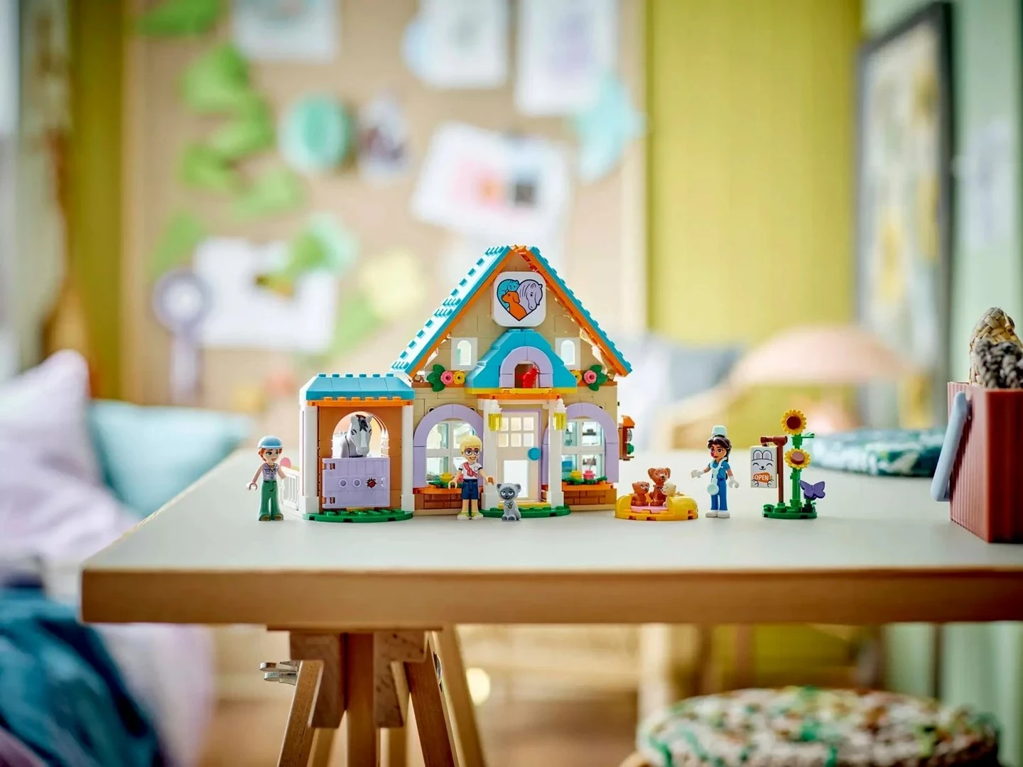 Veterinarska klinika za konje in hišne živali, set LEGO Friends 42651