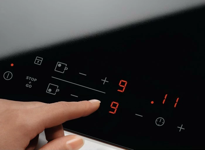 Keramična plošča Electrolux EHF6343FOK, 4 kuhališča, na dotik, črna