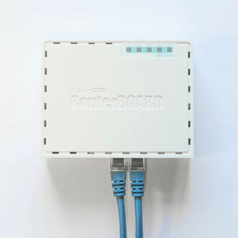 Kompakten usmerjevalnik MikroTik RB750GR3, Ethernet WAN, Gigabit Ethernet, turkizna, bela