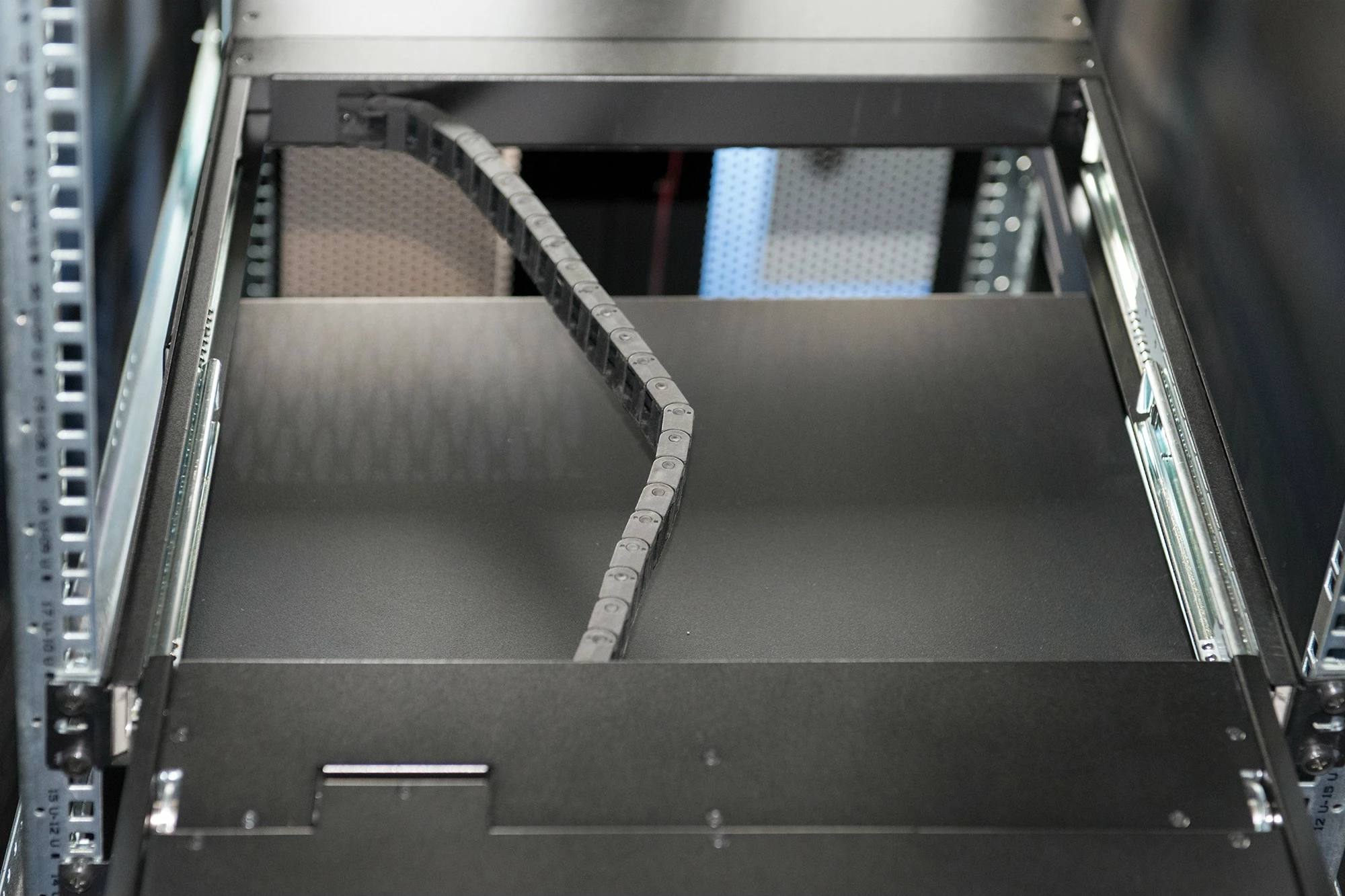 Modularna konzola 17" TFT, 8-portni KVM, touchpad, Digitus, črna