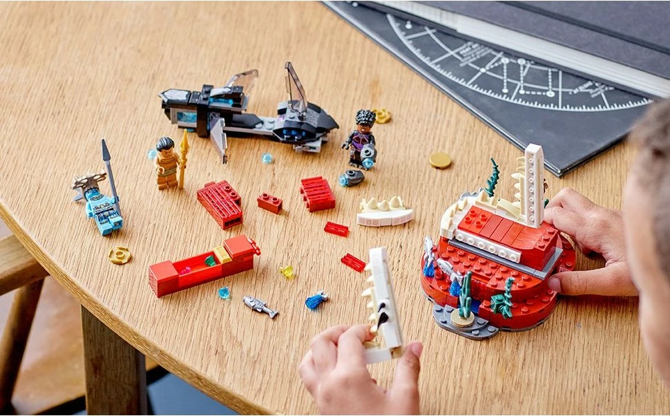 Set za sestavljanje — kraljeva dvorana Namorjeve prestolnice LEGO Marvel Avengers, 355 kosov, večbarven