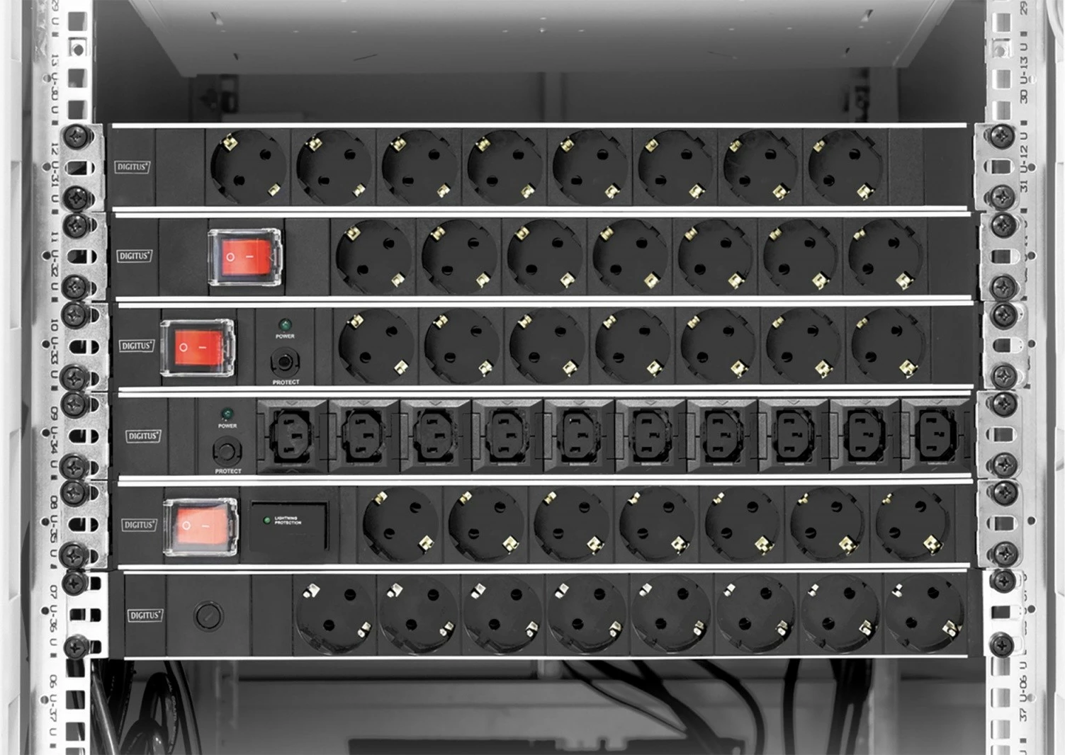 Rack vtičnica, 7x Schuko, 1U, 2 m, zaščita pred preobremenitvijo, črno/srebrna — Digitus DN-95403