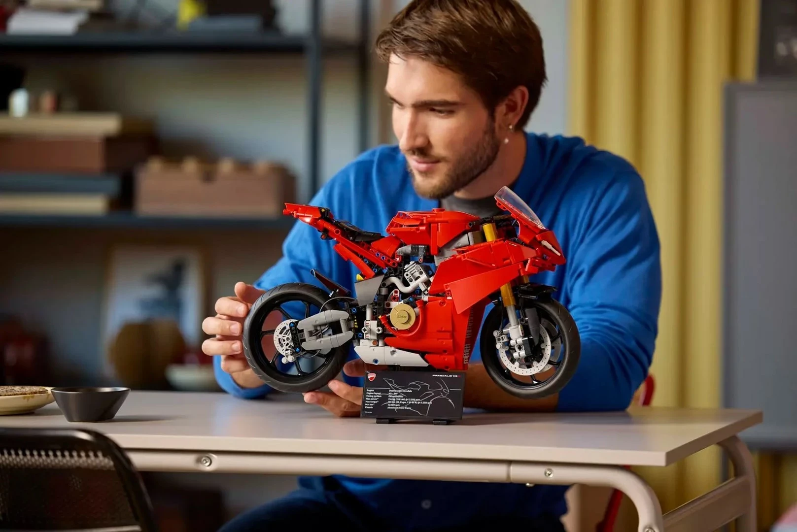 Detajni model motocikla LEGO Technic Ducati Panigale V4 S, Model 42202, rdeč