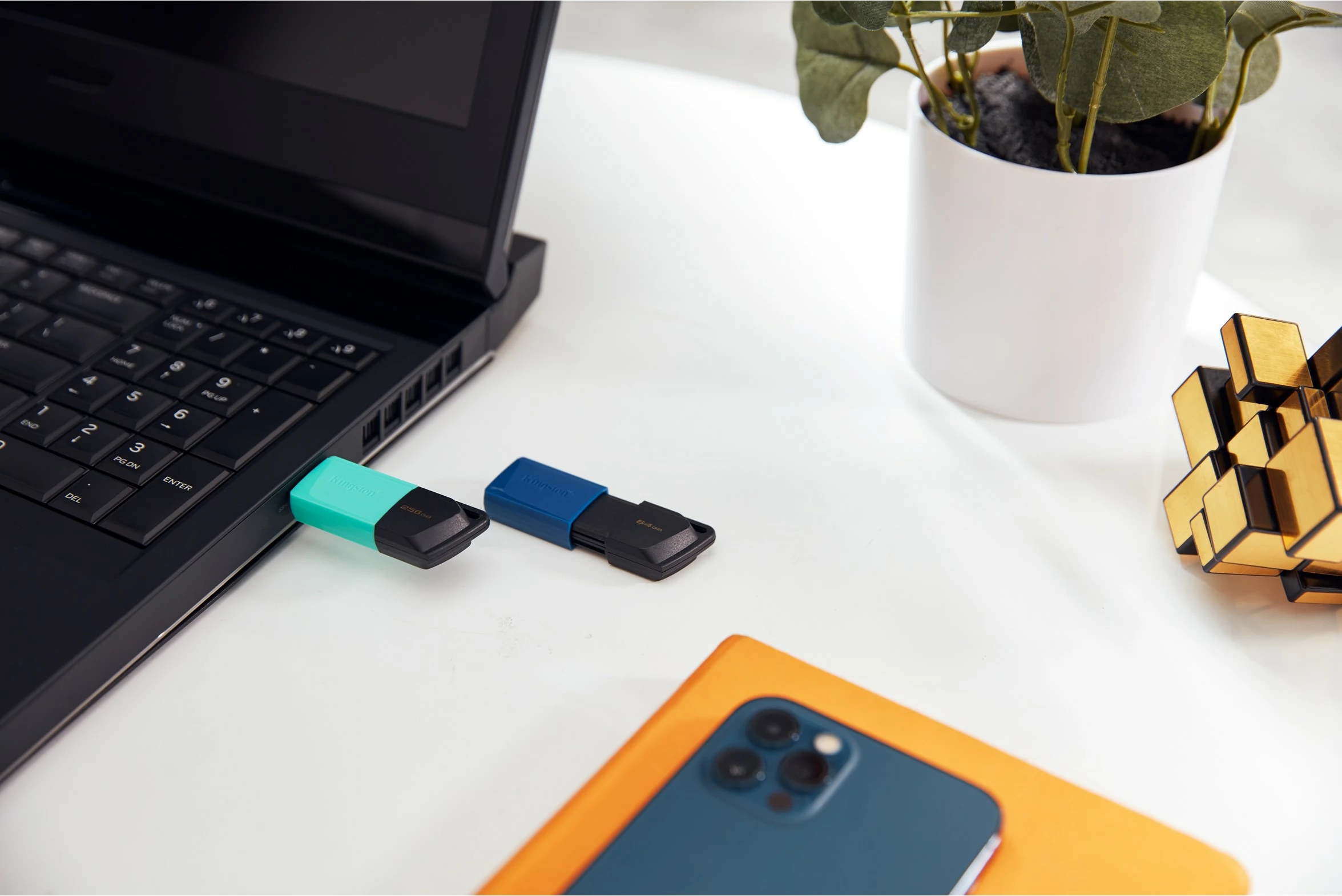 USB-pomnilnik 256GB, Kingston DataTraveler Exodia M, USB 3.2, črno/tirkizen