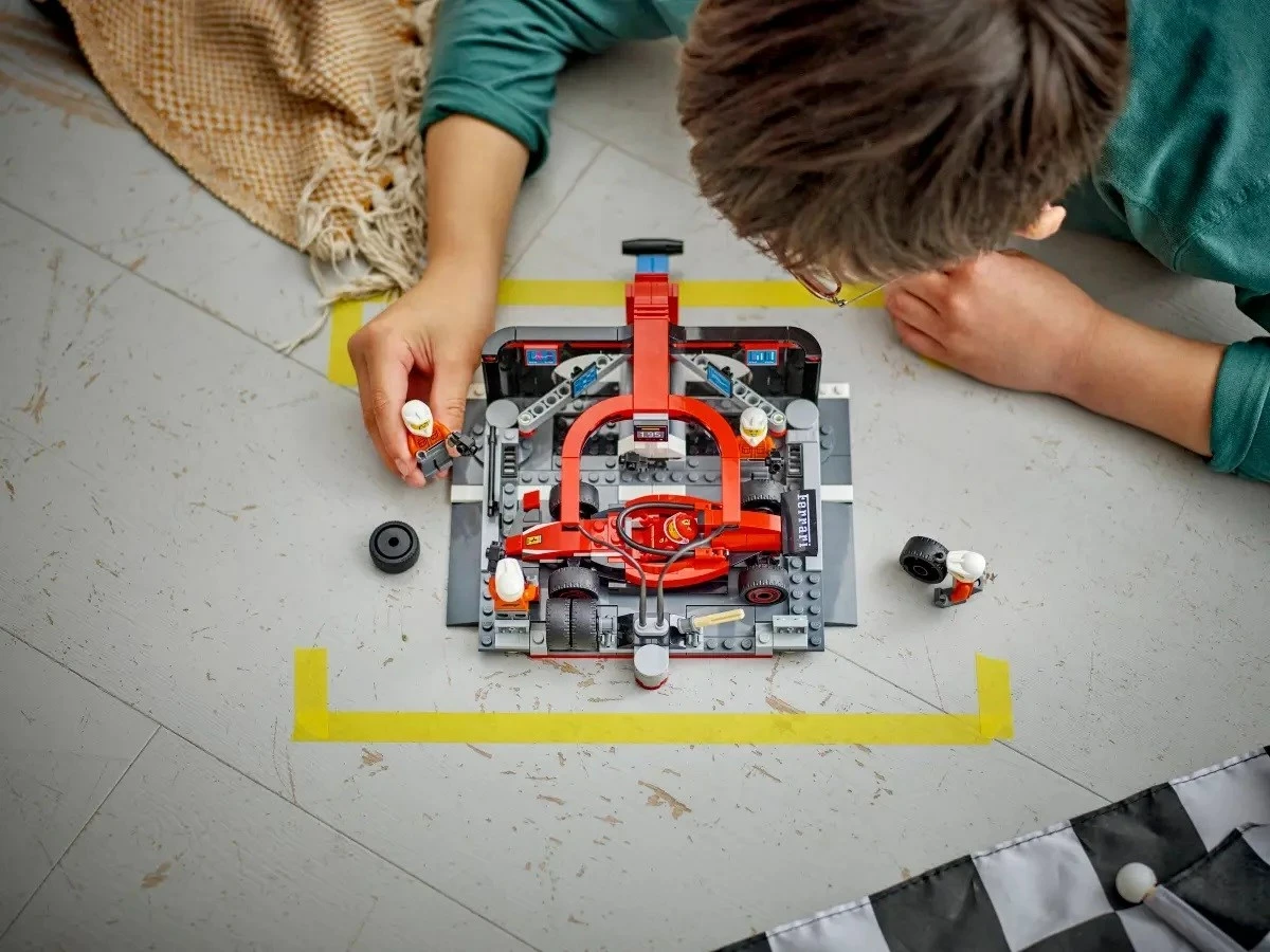Set za dirke LEGO City, Pit Stop & ekipa za postanek z dirkalnikom Ferrari, rdeč – 60443